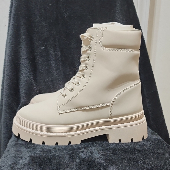 Shoedazzle Tevos Women's Cream Lace-Up Combat Boots 8.5 - Picture 4 of 9